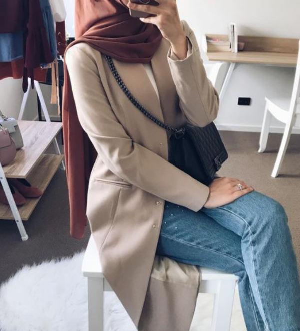 Blazer dengan lengan tiga perempat dan aksen kancing emas